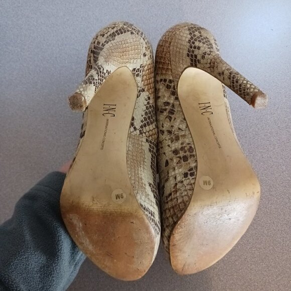 INC International Concepts Snakeskin Embossed Leather Pumps - Picture 7 of 8